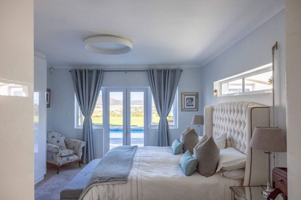 Master Bedroom with en suite-Ground Floor