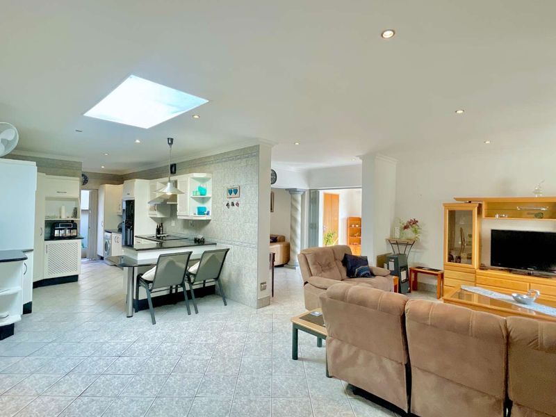 **3-Bedroom Single-Level House in Sandalwood Park, Die Wilgers – An Ideal Investment Opportunity - Easy to Renovate** - Photo 7