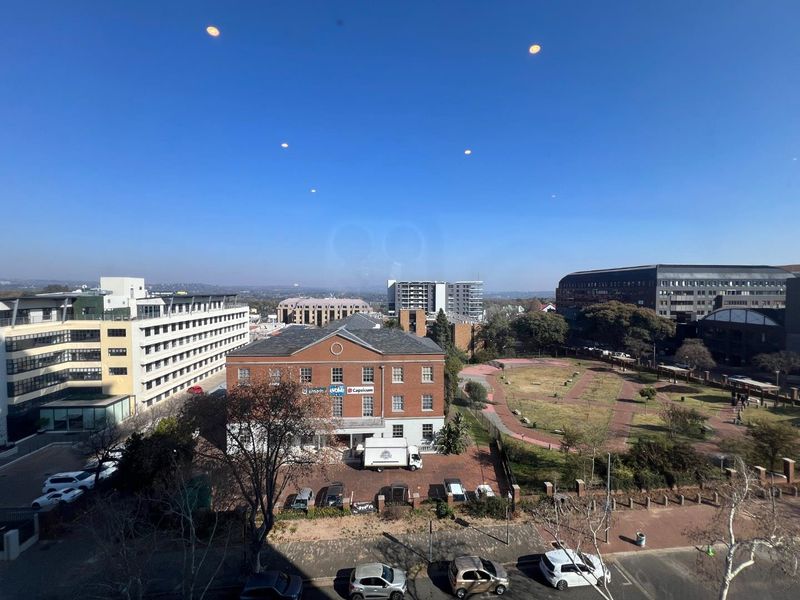Luxury Meets Convenience in Rosebank’s Manhattan-Inspired Residence - Photo 7
