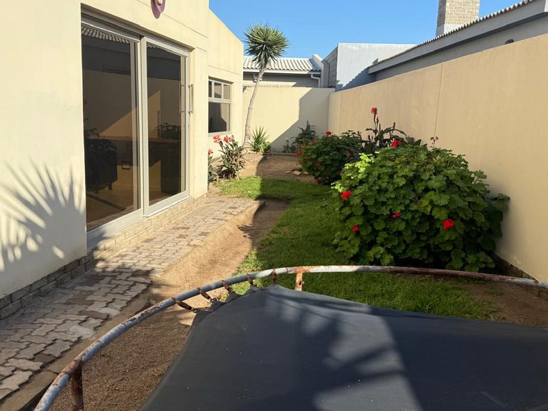 FOR RENT: SPACIOUS 3-BEDROOM FAMILY HOME WITH INDOOR BRAAI, OCEAN VIEW,SWAKOPMUND - Photo 1
