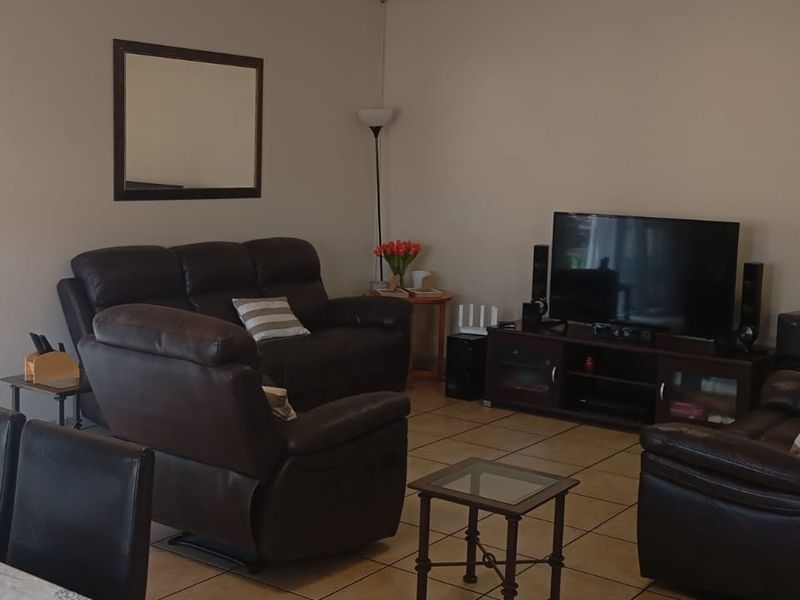 Charming three bedroom Townhouse with Modern Amenities - Photo 5