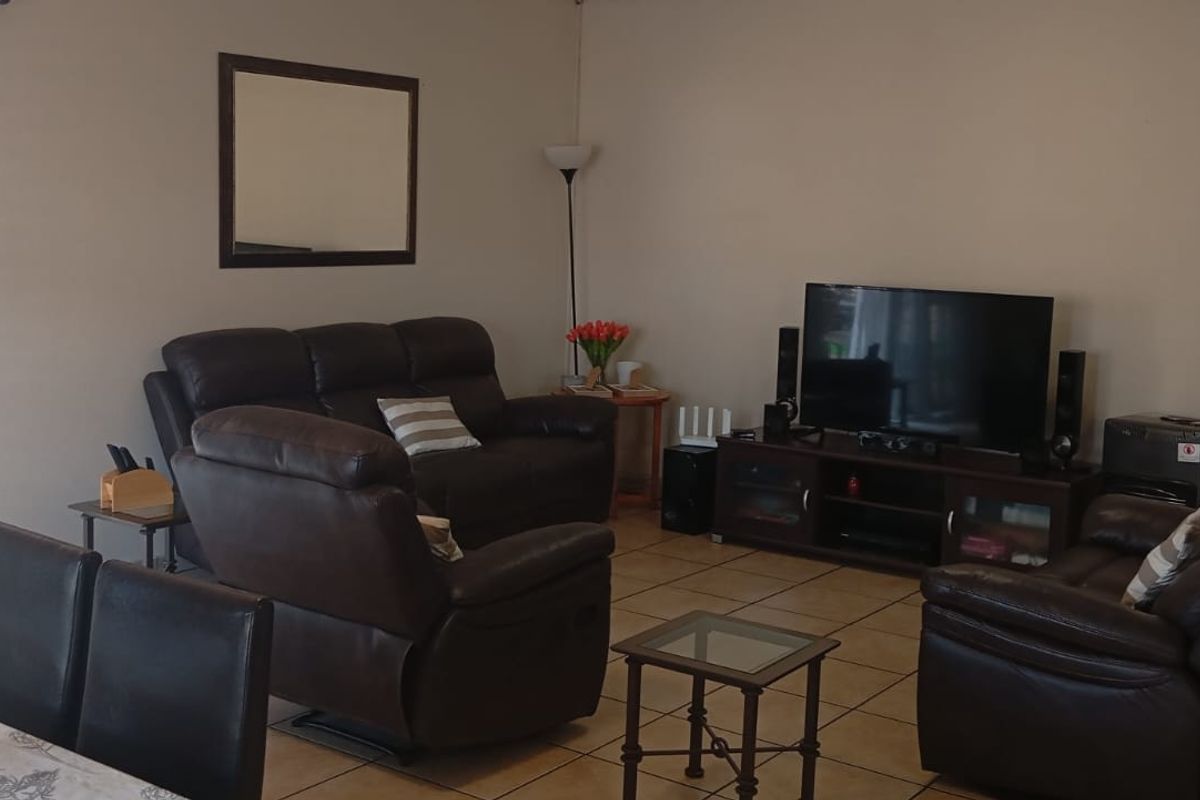 Charming three bedroom Townhouse with Modern Amenities - Photo 5