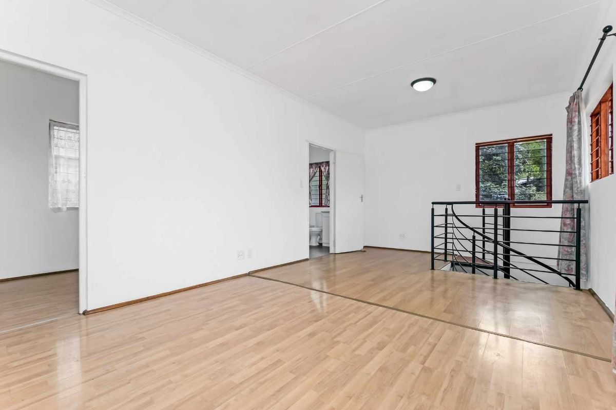 WELL-KEPT DUPLEX IN SOUGHT AFTER BOOMED ENCLOSURE - Photo 3