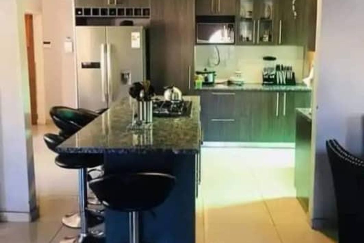 Windhoek Khomasdal: 4 Bedroom house with Flat is For Sale - Photo 2