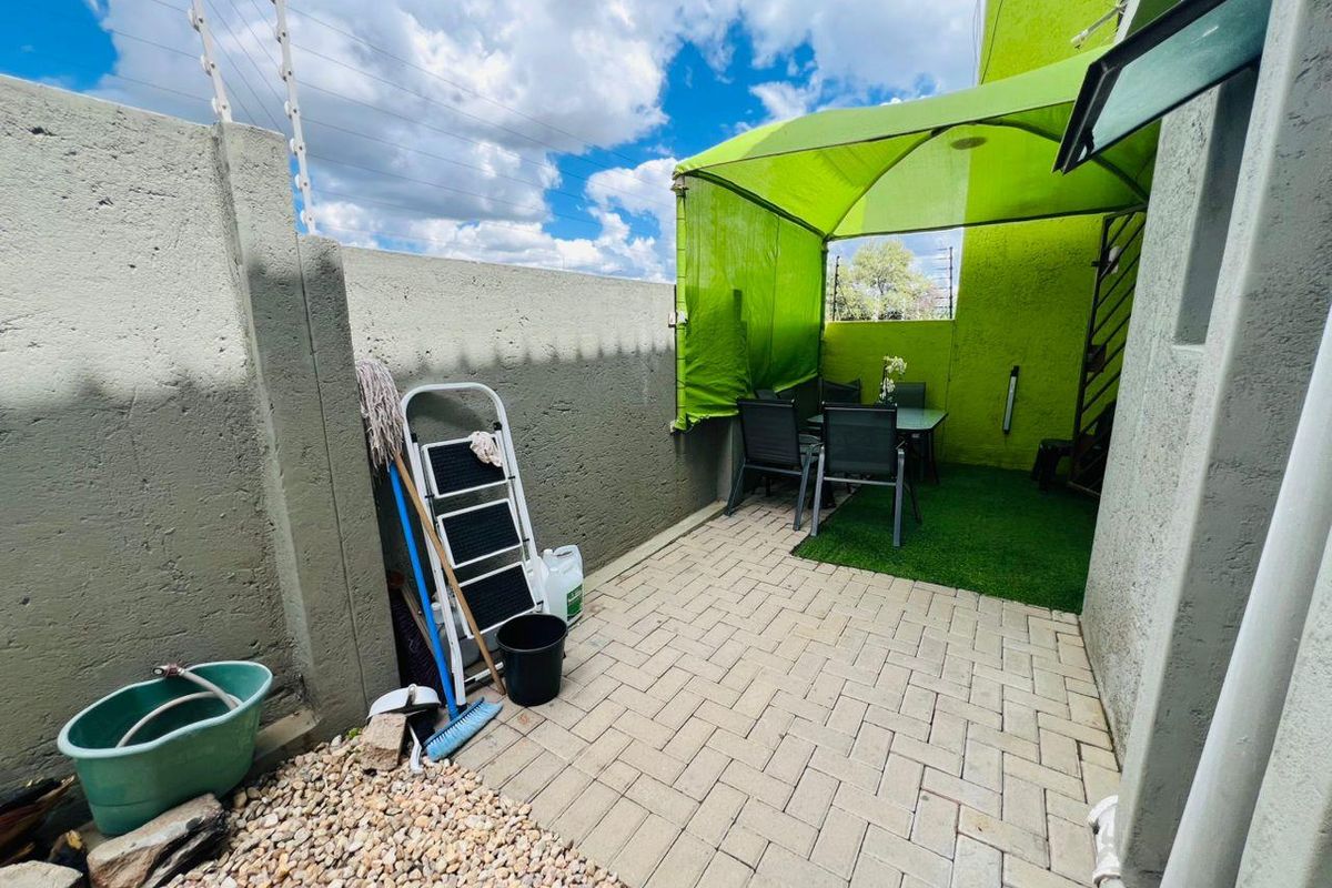 🏡 3 Bedroom Townhouse For Sale – Wanaheda N$ 1,100,000 - Photo 2