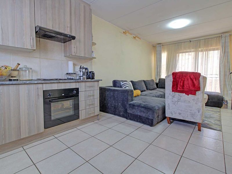 Charming Home with Expansive Main Bedroom! - Photo 2