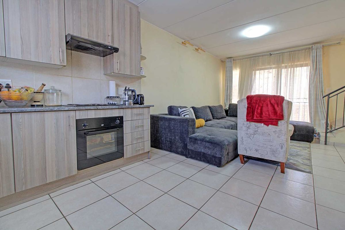 Charming Home with Expansive Main Bedroom! - Photo 2