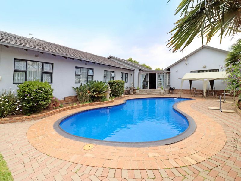 Large Family home for the Entertainer - Photo 9