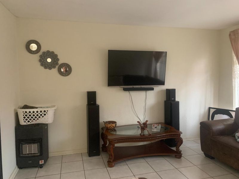 Spacious 2-Bedroom Apartment for Sale in Turffontein - Photo 7