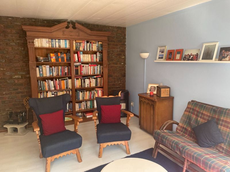 8 Bedroom house with so much potential - Photo 10