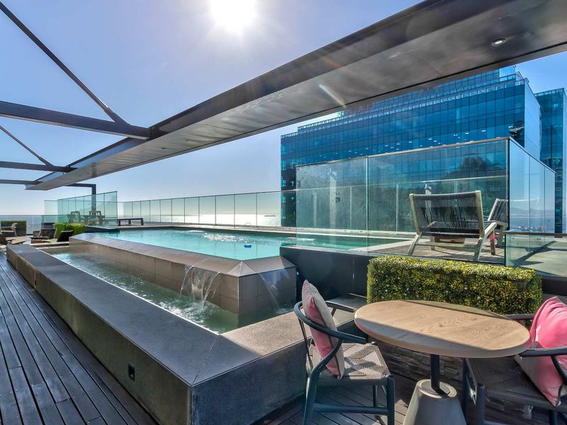 Airbnb-Ready Gem in Cape Town’s Hottest Address - Photo 5