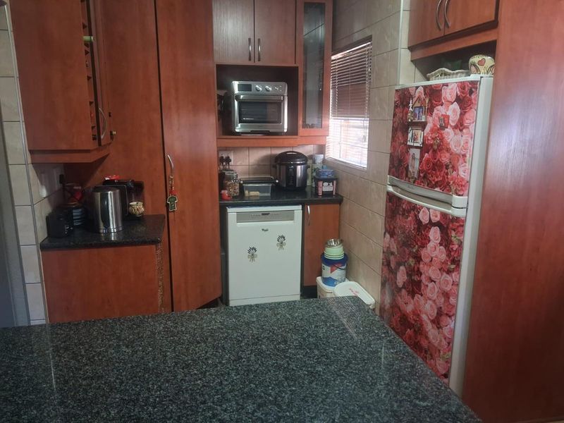 MODERN FAMILY LIVING WITH INCOME-GENERATING POTENTIAL IN MULBARTON - Photo 2