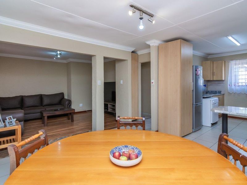 Chic Townhouse Perfect for First-Time Buyers & Downsizers! - Photo 7