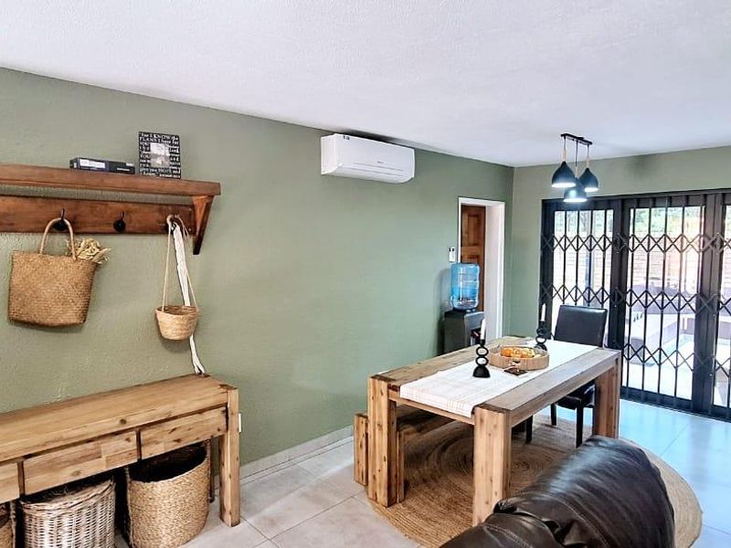 Eye Catching 3 Bedroom Duplex with Solar & Private Pool - Photo 7