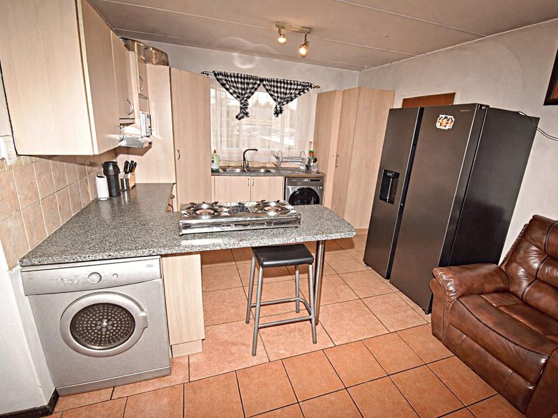 "Peaceful Living: 3-Bed Home in a Secure Complex" - Photo 5