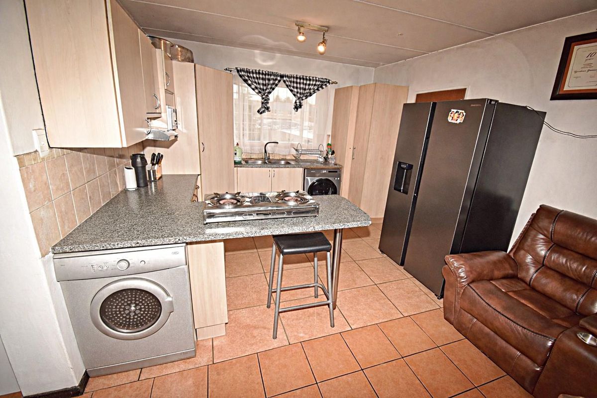 "Peaceful Living: 3-Bed Home in a Secure Complex" - Photo 5