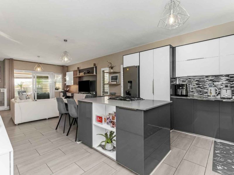 TURN THE KEY TO STYLISH DUPLEX LIVING, BOASTING MODERN DESIGN AND FLAWLESS PRESENTATION - Photo 5