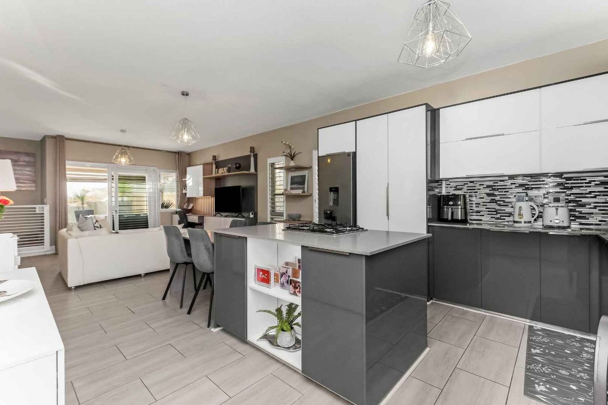 TURN THE KEY TO STYLISH DUPLEX LIVING, BOASTING MODERN DESIGN AND FLAWLESS PRESENTATION - Photo 5