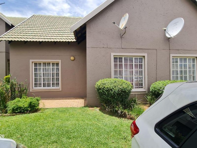 Neat Townhouse - Photo 2