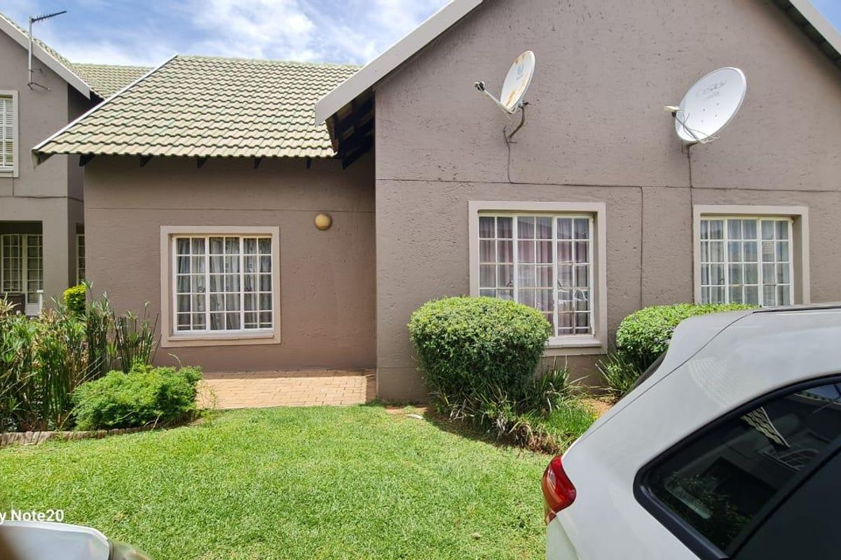 Neat Townhouse - Photo 2