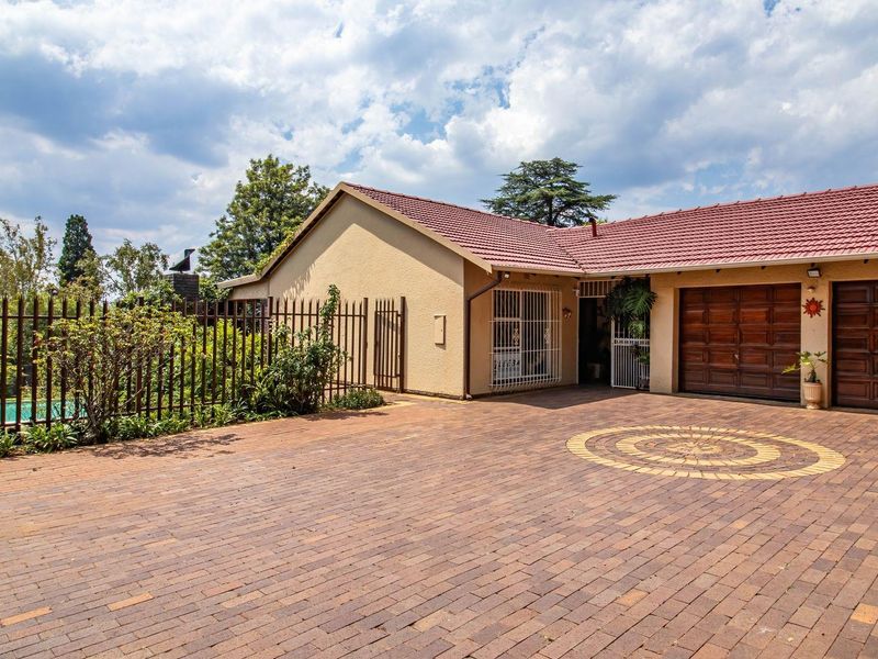 Spacious 4-Bedroom Family Home on a 2,136m2 Corner Stand in Northcliff - Photo 2