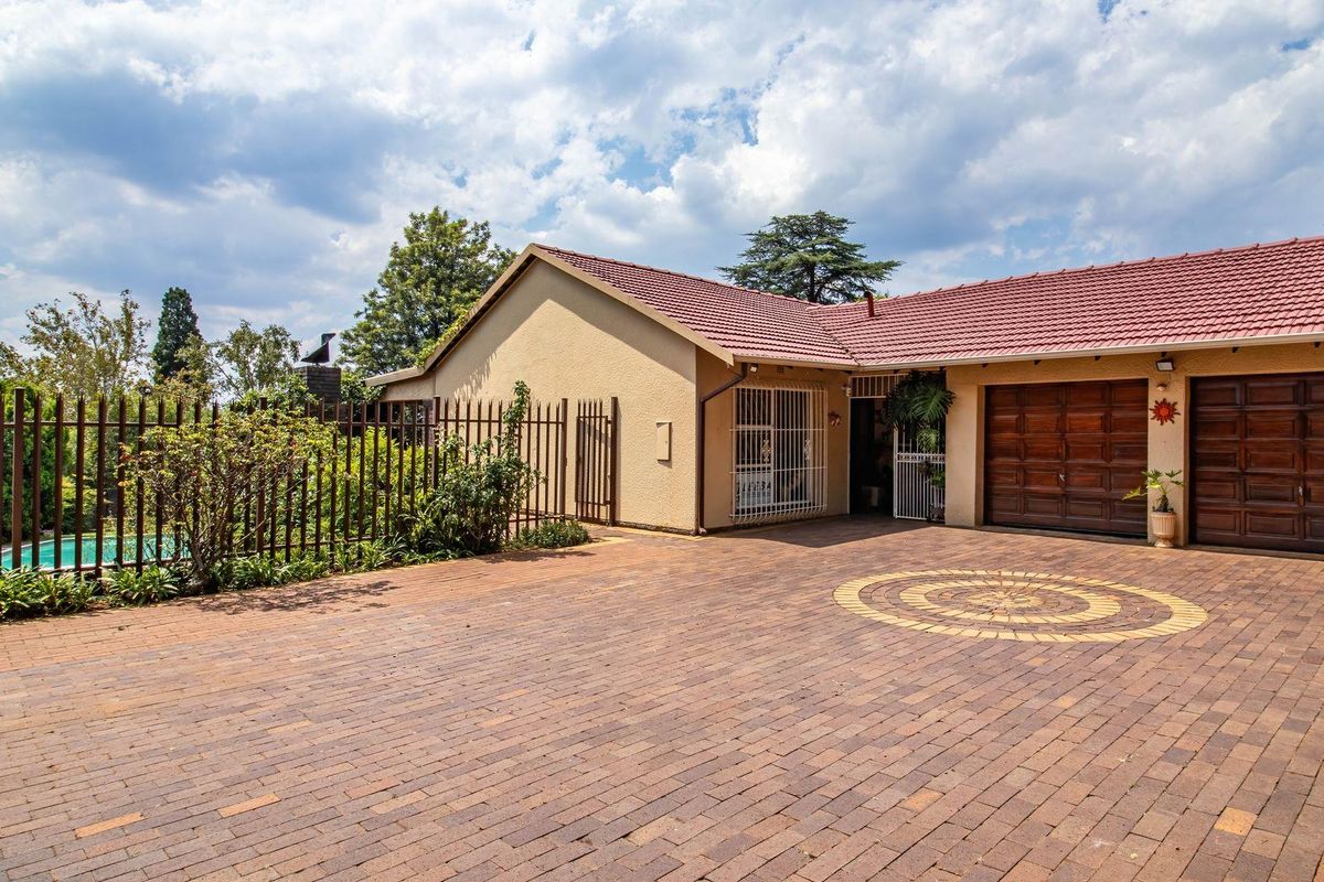 Spacious 4-Bedroom Family Home on a 2,136m2 Corner Stand in Northcliff - Photo 2