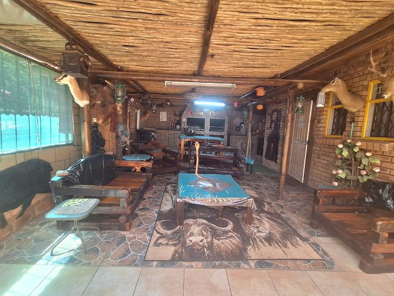 **Charming Corner Stand Home with Luxurious Amenities** - Photo 5