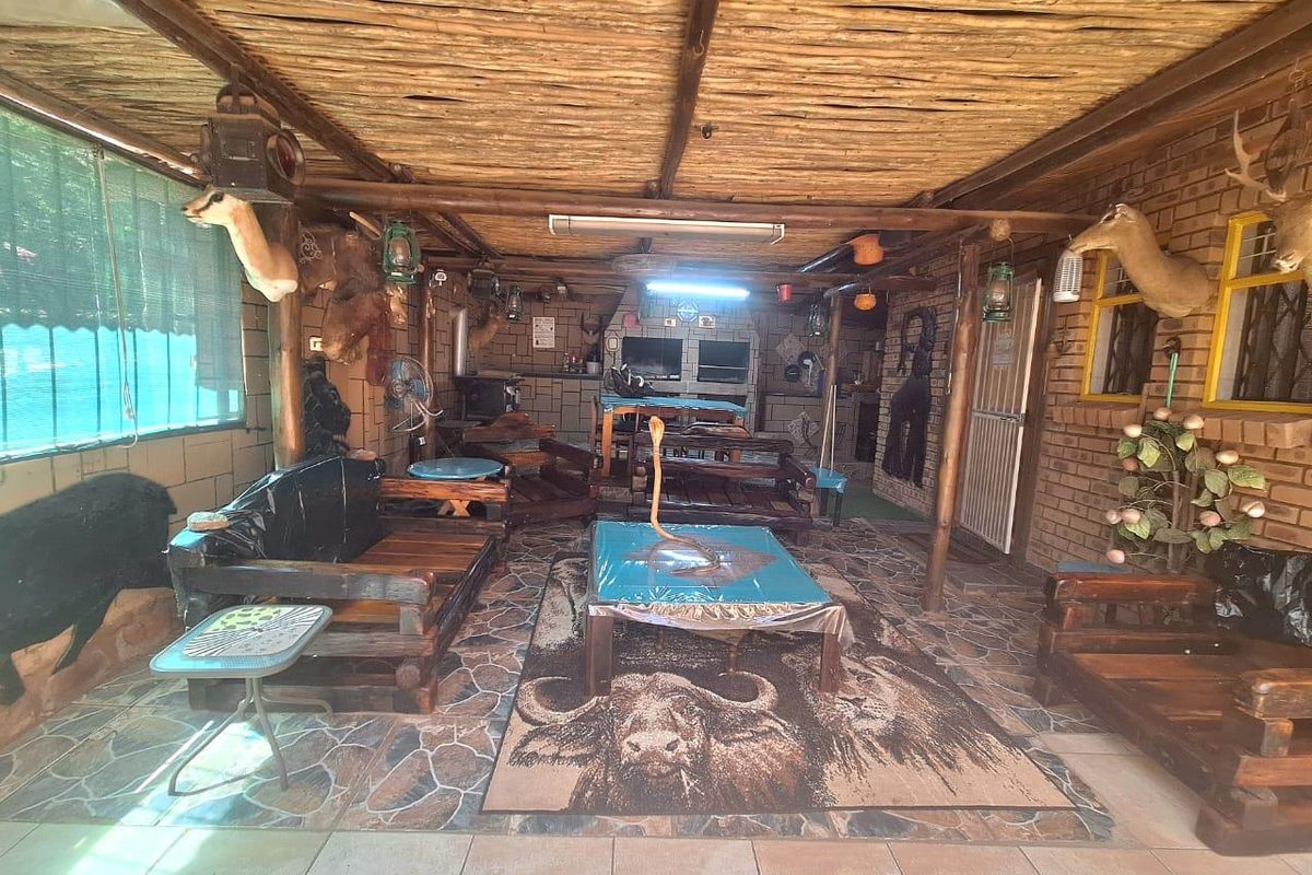 **Charming Corner Stand Home with Luxurious Amenities** - Photo 5