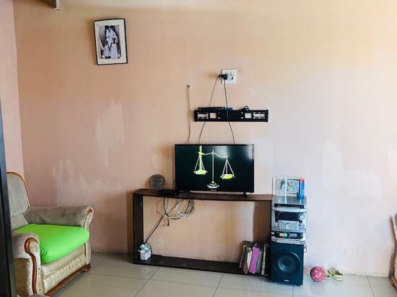 3 Bedroom house with 3 big outside Rooms - Photo 6