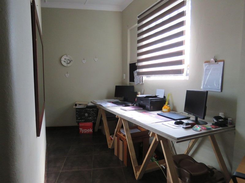 Spacious Florentia Family Living with Private Granny Flat - Photo 7
