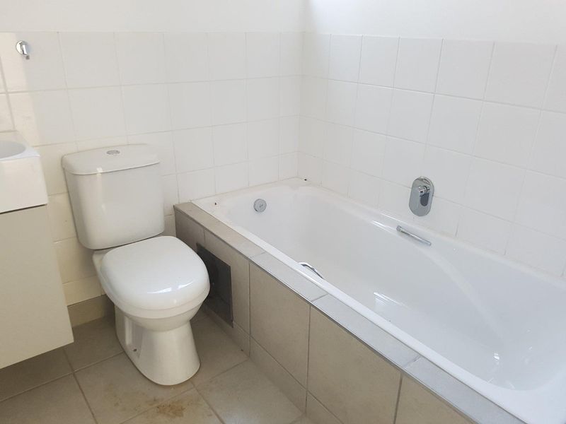 Modern Upstairs Unit - Available 1 November 2024 - Photo 4