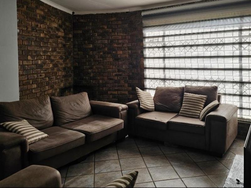 Enormous property for sale. - Photo 2