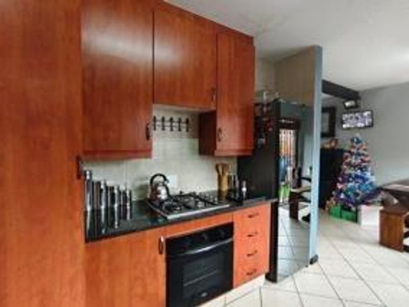 Secure Family Comfort in an Exclusive Tuscan-Style Estate - Photo 7