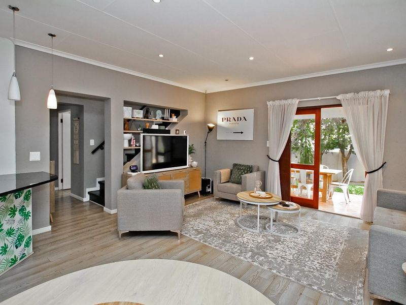 Charming Pet-Friendly Townhouse in a Secure Complex - Photo 2