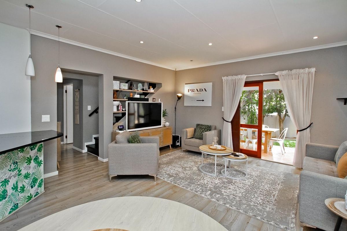 Charming Pet-Friendly Townhouse in a Secure Complex - Photo 2