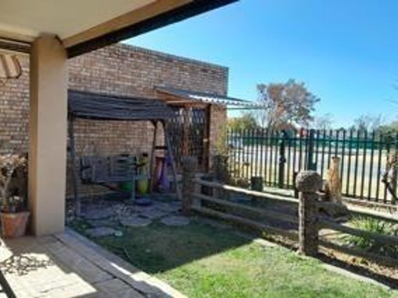 Prime Location Opposite Shopping Complex, Walk to School! - Photo 2