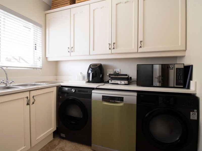 Where Ocean Views Meet Timeless Elegance - Photo 9