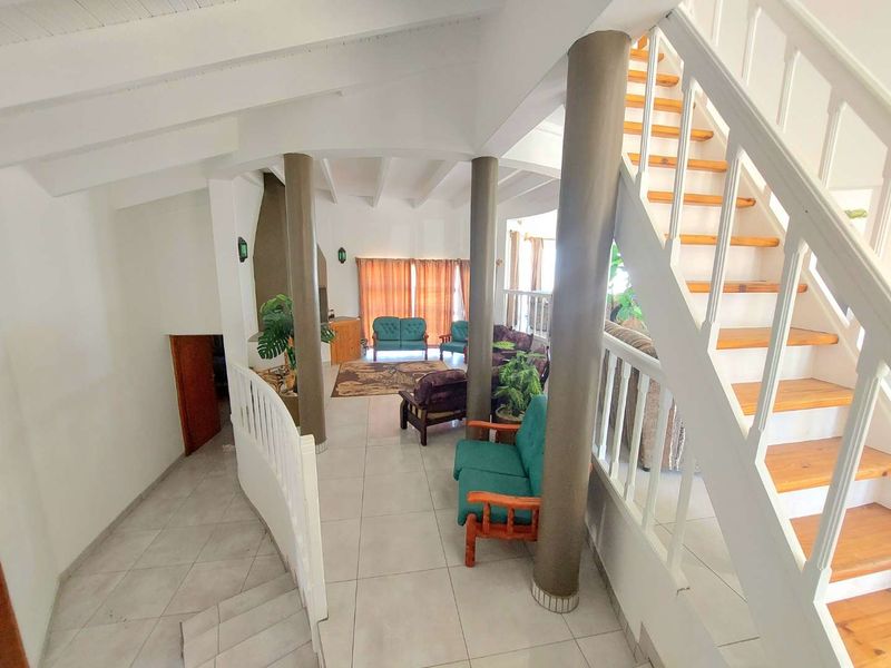 4 Bedroom Beachfront Home - Photo 3