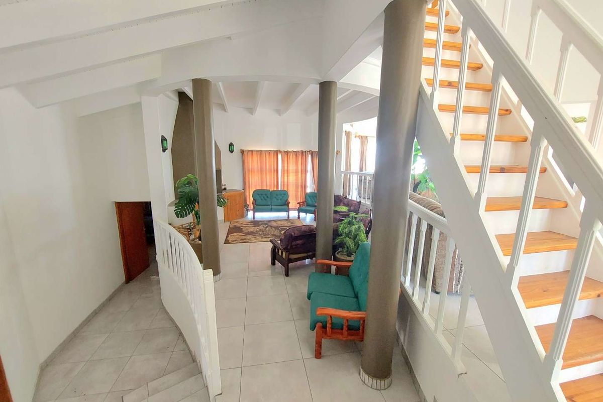 4 Bedroom Beachfront Home - Photo 3