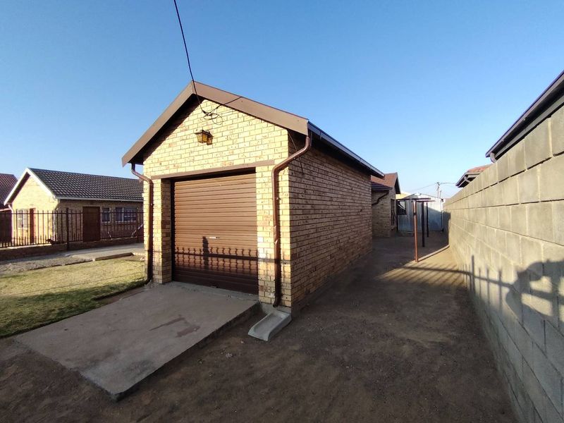 For Sale, 3-Bedroom House in Grassland - Photo 3