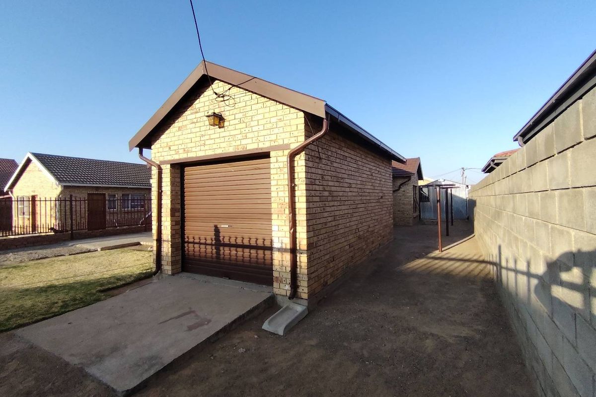 For Sale, 3-Bedroom House in Grassland - Photo 3