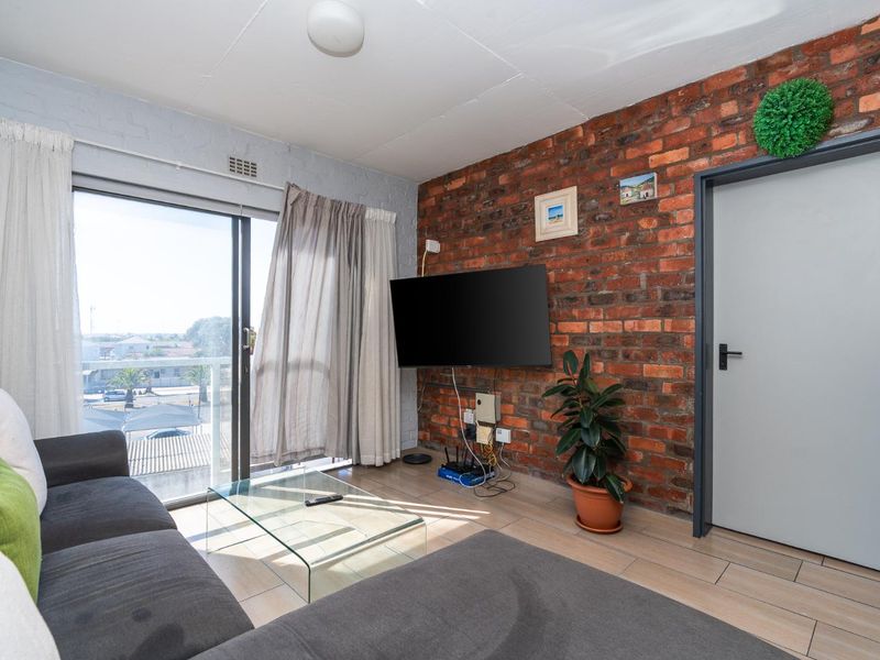 Delightful 2-Bedroom Apartment For Sale In Palm Springs - Photo 7