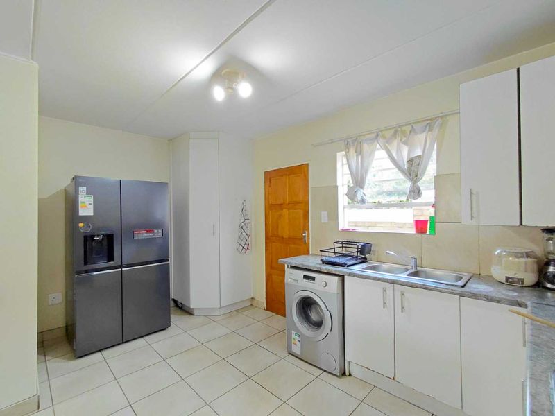 3 Bedroom 2-Bathroom Townhouse in Wilgeheuwel, Roodepoort, Gauteng - Photo 5