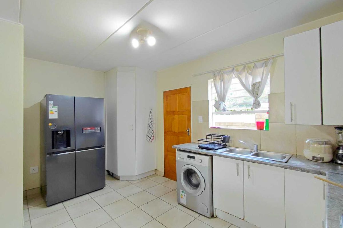 3 Bedroom 2-Bathroom Townhouse in Wilgeheuwel, Roodepoort, Gauteng - Photo 5