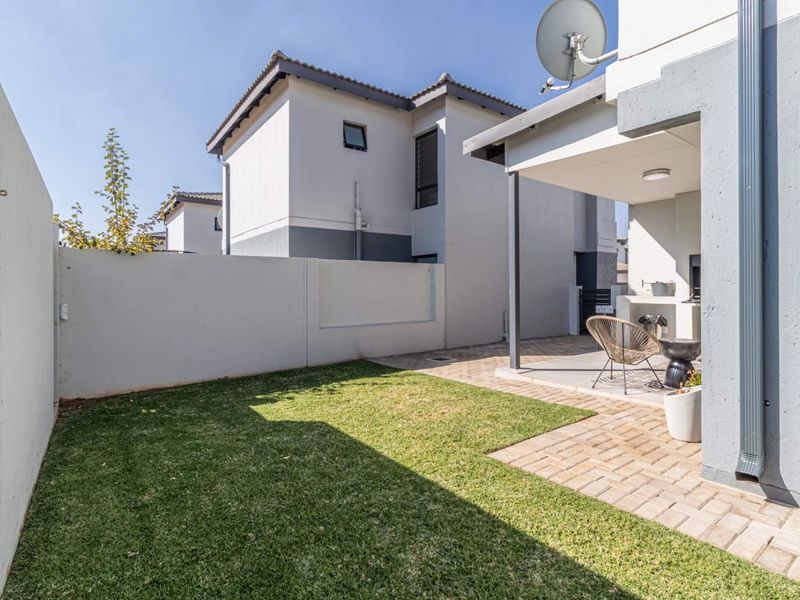 Perfect location and pristine estate home for the larger family. - Photo 7