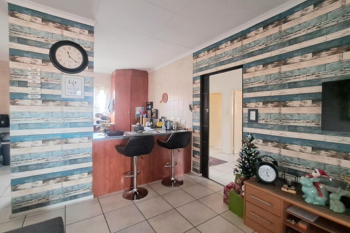 2 Bedroom Upstairs Unit for Sale in Meyersdal - Photo 5