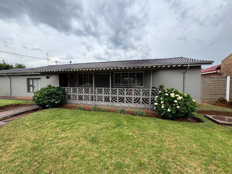 "Ideal Family Haven Near Schools & Shops - Don't Miss Out!" - Photo 2