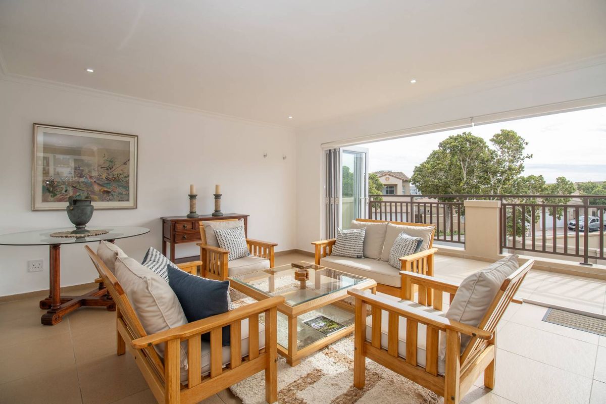 Immaculate West-Facing Townhouse in The Stableyard, Royal Ascot Estate! - Photo 2