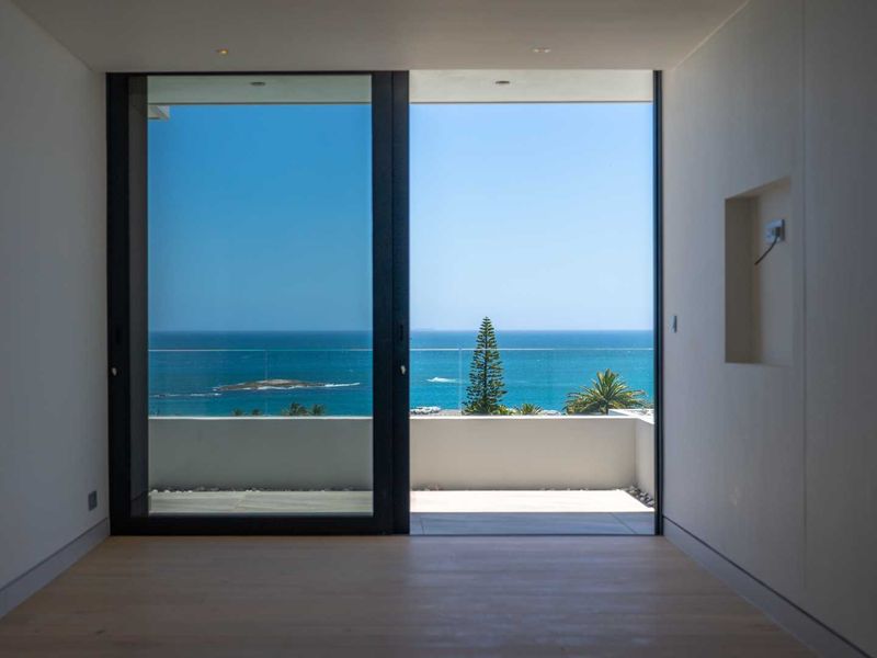 Brand-New 5-Bedroom Luxury Home in Camps Bay - Photo 7