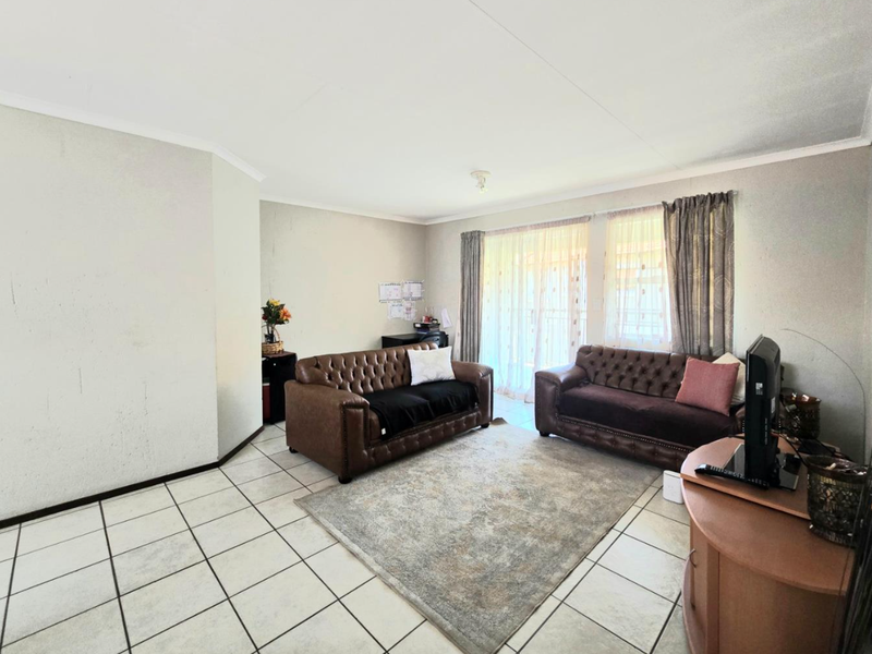 Beautiful Apartment situated in secure complex - Photo 6